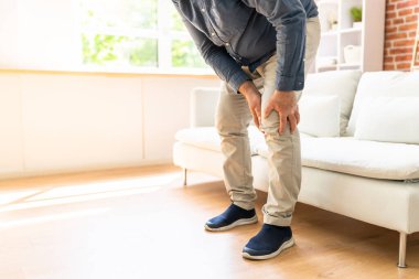 Ayağa Kalkmaya Çalışırken Diz Ağrısı Çeken Adam