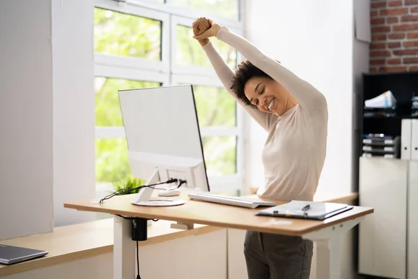 Ejercicio Estiramiento Del Trabajador Escritorio Del Stand Oficina — Foto de Stock