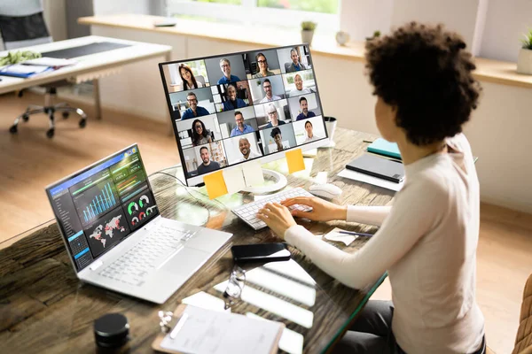 Afro Amerikaanse Vrouw Virtueel Telewerk Webinar Leren Presentatie — Stockfoto