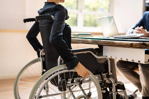 Empresaria Discapacitada Sentada Silla Ruedas Oficina —  Fotos de Stock