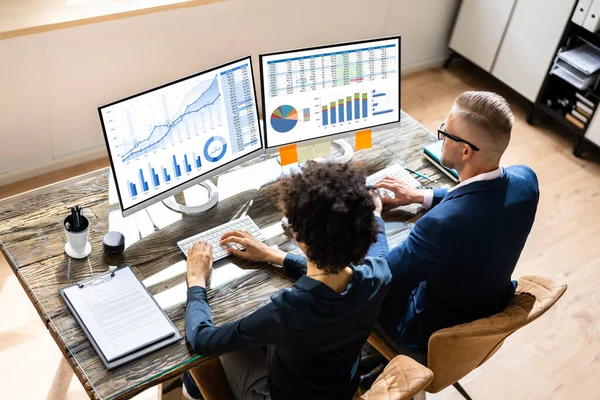 Sidovy Manliga Och Kvinnliga Börsmäklare Analysera Diagram Laptop Arbetsplatsen — Stockfoto