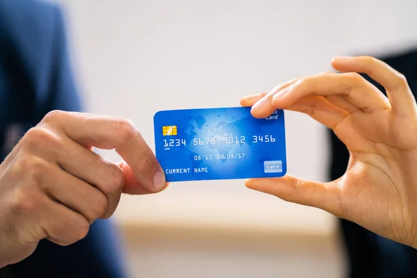 Close Dois Empresários Mãos Segurando Cartão Crédito — Fotografia de Stock