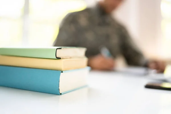 军事学生教育 带着书本的退伍军人战士 — 图库照片