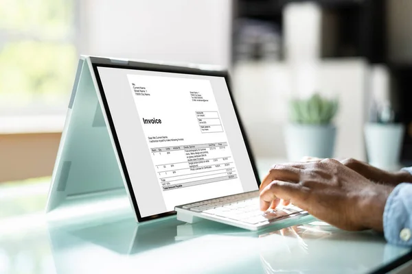 請求書を示すコンピューター画面でラップトップを使用して青年実業家 — ストック写真