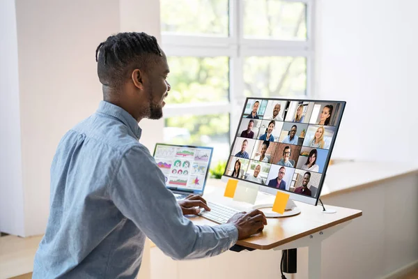 Çoklu Ekranda Çevrimiçi Video Konferansı Sanal Toplantı