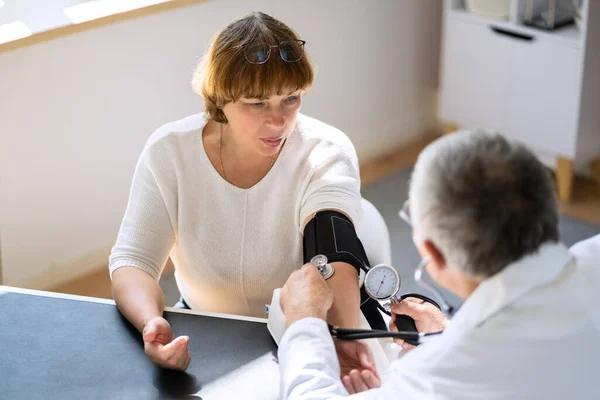 Gros Plan Main Médecin Féminin Qui Vérifie Pression Artérielle — Photo