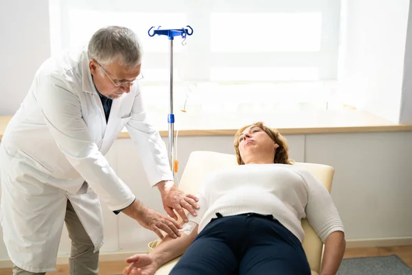 Infusión Vitamina Terapia Goteo Mujeres Sangre —  Fotos de Stock