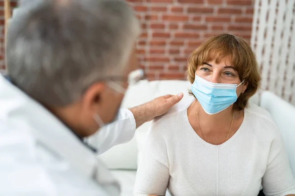 Medico Parlare Con Paziente Anziano Casa — Foto Stock