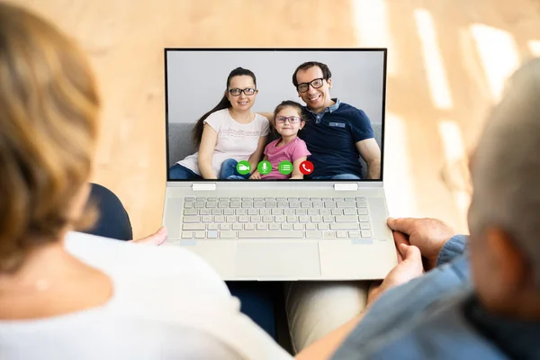 Pár Sledujících Videokonferenci Rodinný Online Chat — Stock fotografie