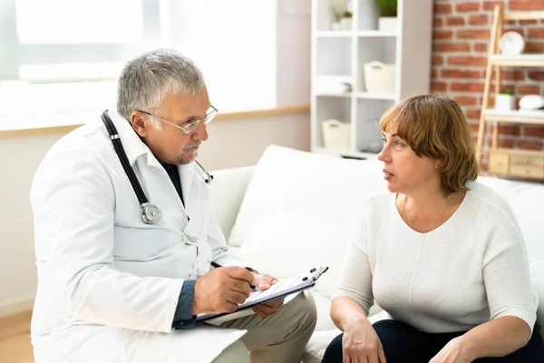 Lekarz Rozmawiający Starszym Pacjentem Starszy Opieka Zdrowotna — Zdjęcie stockowe