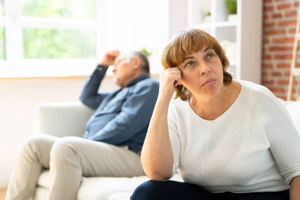 Verstoorde Jonge Paar Zitten Bank Negeren Van Elkaar — Stockfoto