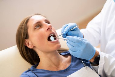Erkek Diş Hekimi Klinikte Yatan Genç Hamile Kadın Dişlerini Tedavi Ediyor