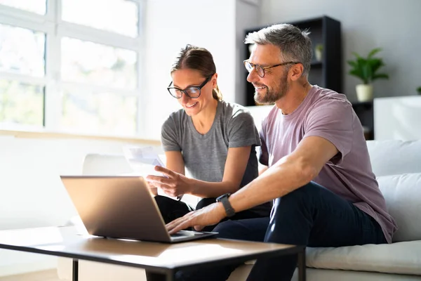 Pareja Haciendo Impuestos Presupuesto Familiar Computadora —  Fotos de Stock