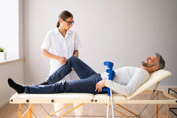 Fysiotherapeut Checkt Man Patiënt Knie Fysiotherapie Pijn — Stockfoto