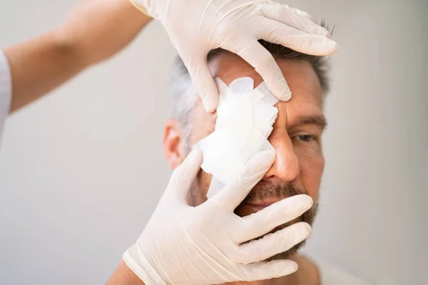 Oog Ehbo Zorg Door Dokter Medicijnpleister Pijn Verwonding — Stockfoto