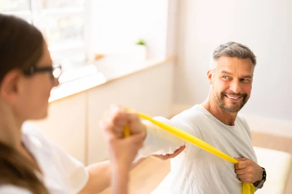 Band Motstånd Fysisk Axelträning Med Terapeut — Stockfoto