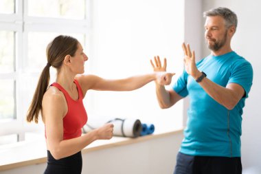 Spor salonunda idman antrenmanı var. Kadın Gücü ve Kendini Savunma