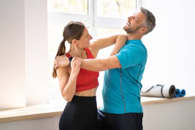 Spor salonunda idman antrenmanı var. Kadın Gücü ve Kendini Savunma