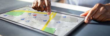 Dijital Dizüstü Bilgisayarda Gps Hizmeti Kullanan Bir Kişinin Eli Yakın Çekim