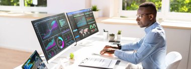 KPI İş Analitik Veri Kontrol Paneli. Analizci Bilgisayar Kullanıyor