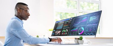 Öngörülebilir İş Analizleri. Afrikalı Amerikalı Analizci Bilgisayar Kullanıyor