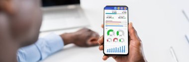 Afrikalı Amerikalı Finansal Analizci Verilere Bakıyor