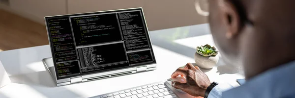 African American Coder Mit Computer Schreibtisch Webentwickler — Stockfoto