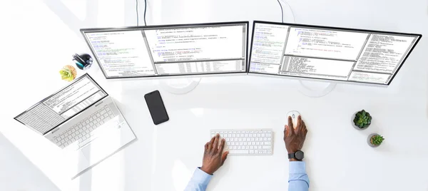 Programador Computador Que Escreve Código Programa Computador Escritório — Fotografia de Stock