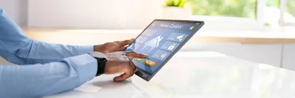 Närbild Persons Hand Använda Home Control System Tablet — Stockfoto