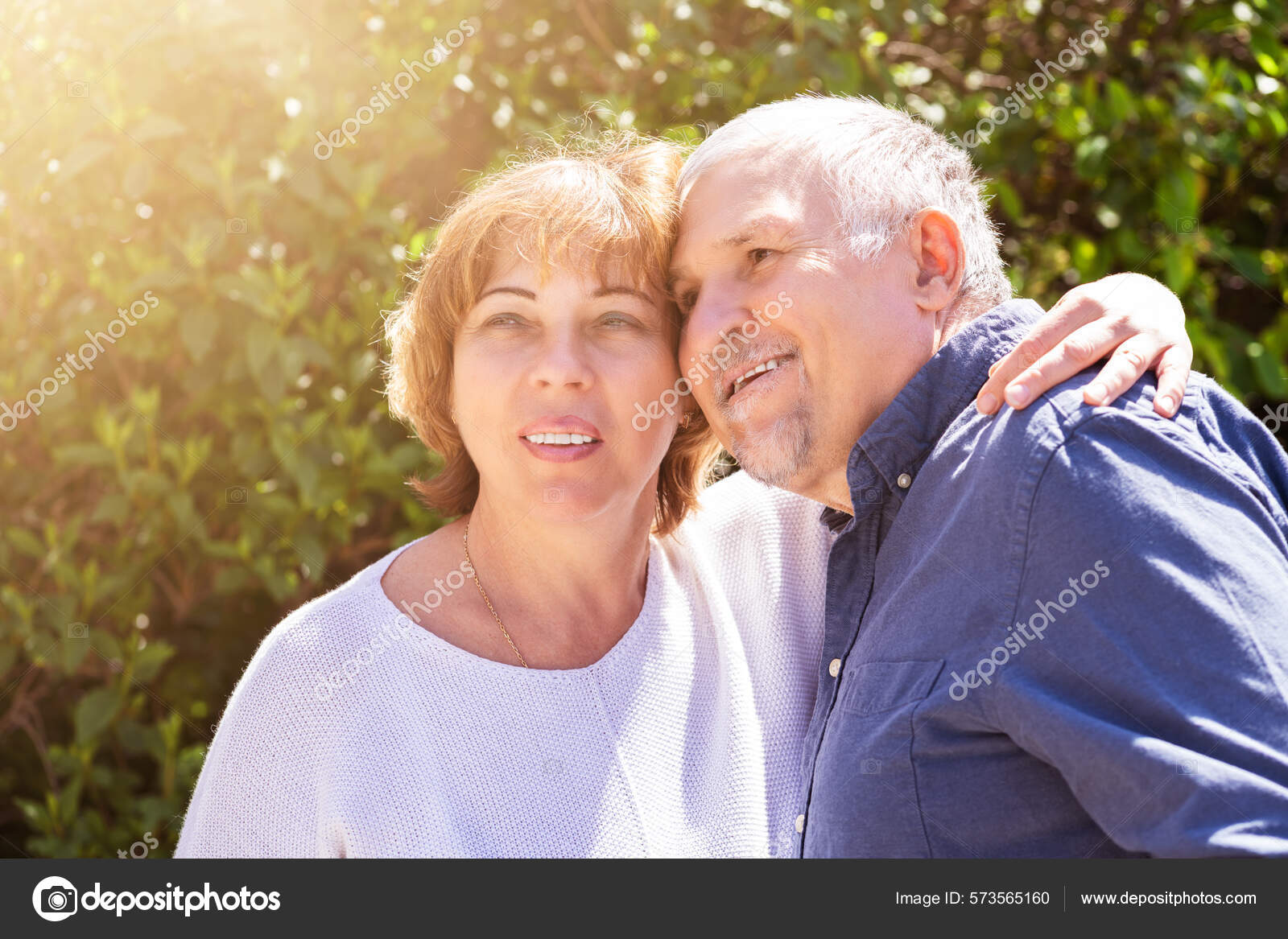 Jubilados Senior Pareja Juntos Verde Fuera: fotografía de stock ©  AndreyPopov #573565160 | Depositphotos