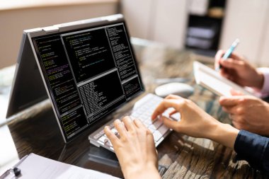 Afrika kökenli Amerikalı programcı masadaki bilgisayarı kullanıyor. Web Geliştirici