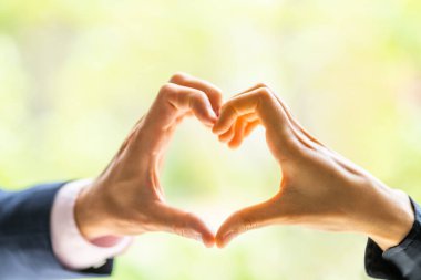 Çok Irklı Kadın Arkadaş 'ın Elleri Kalp Şeklini Gösteriyor