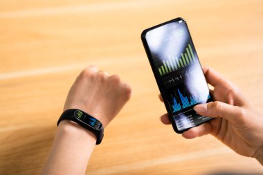 Akıllı El ve Cep Telefonu İzleme Ortamı Ahşap Masa Üzerinde Kalp Atışı