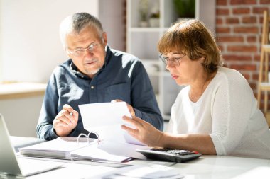 kıdemli mutlu çift okuma mektubu birlikte portresi