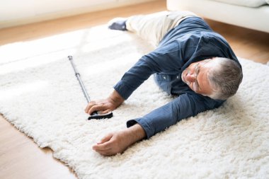 Kıdemli dostum baston ile üzerinde düşmüş halı