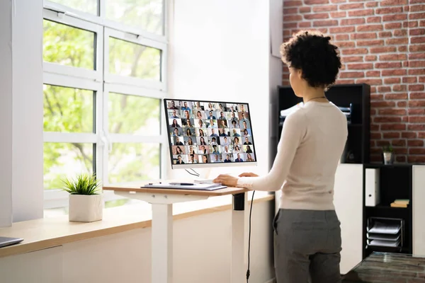 Suporte Mesa Altura Ajustável Escritório Usando Computador — Fotografia de Stock