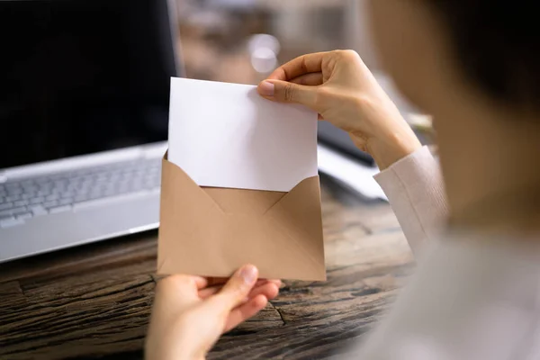 Emot Affärskorrespondens Feedback Och Kommersiella Förslag Post Envelope — Stockfoto