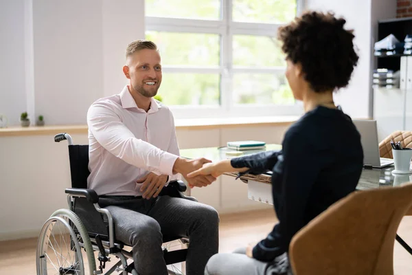 Homme Affaires Serrant Main Avec Femme Affaires Handicapée Bureau — Photo