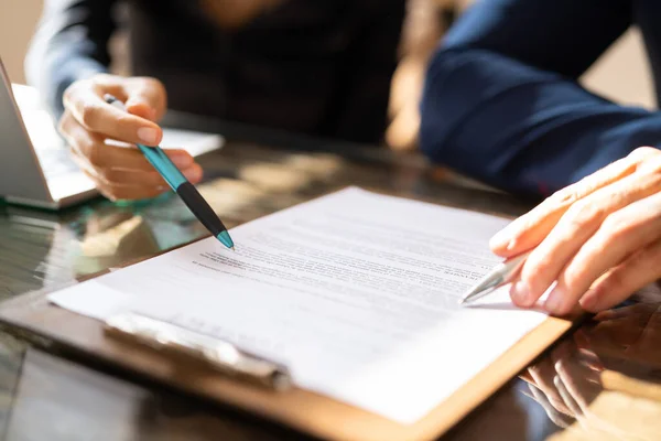 Dos Empresarios Analizando Mano Documento Sobre Escritorio Vidrio — Foto de Stock