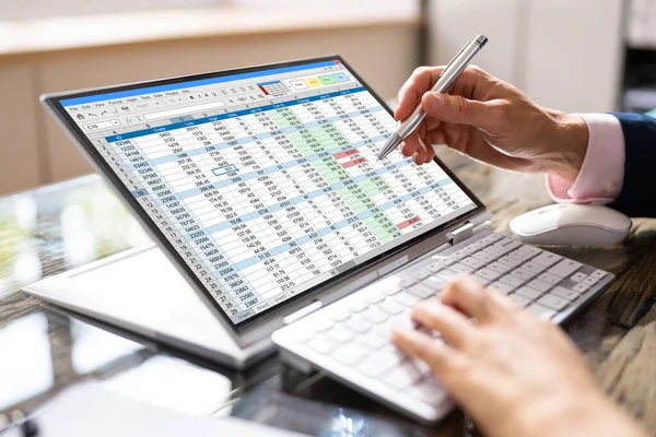 Analis Karyawan Bekerja Pada Spreadsheet Menggunakan Komputer Desktop — Stok Foto