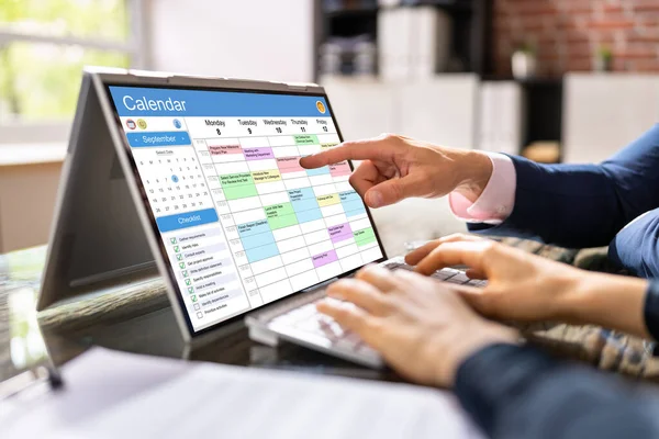 Business Person Patrząc Kalendarz Codziennym Programem Laptopie — Zdjęcie stockowe