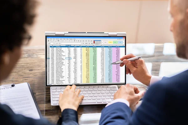 Analyst Mitarbeiter Arbeitet Tabellenkalkulation Mit Desktop Computer — Stockfoto