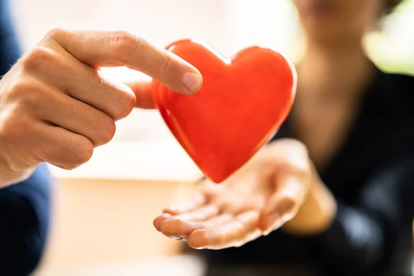 Man Hand Geven Hart Vorm Aan Vrouw — Stockfoto