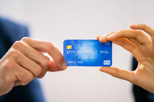 Κοντινό Πλάνο Δύο Επιχειρηματιών Χέρια Που Κατέχουν Πιστωτική Κάρτα — Φωτογραφία Αρχείου
