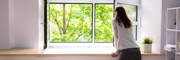 Vue Latérale Une Femme Regardant Par Fenêtre Maison — Photo