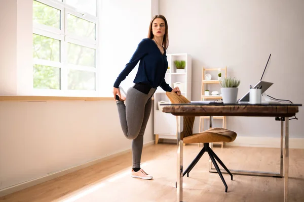 Giovane Donna Affari Guardando Fattura Sul Computer Che Yoga — Foto Stock