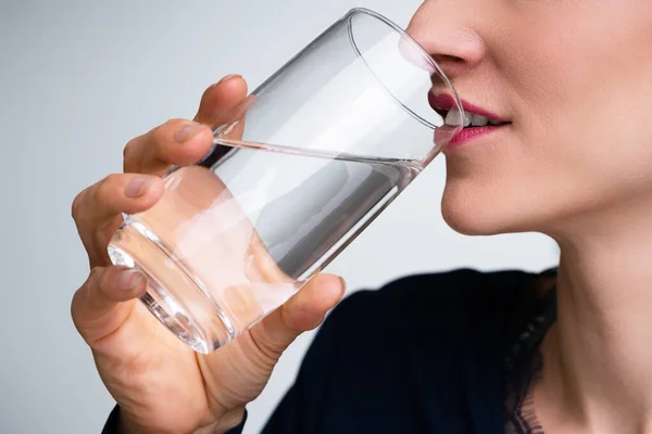 Primer Plano Del Vaso Agua Para Beber Mano Una Mujer — Foto de Stock