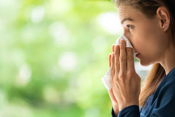 Аллергия Пыльцу Парке Надувание Носа Чихание — стоковое фото