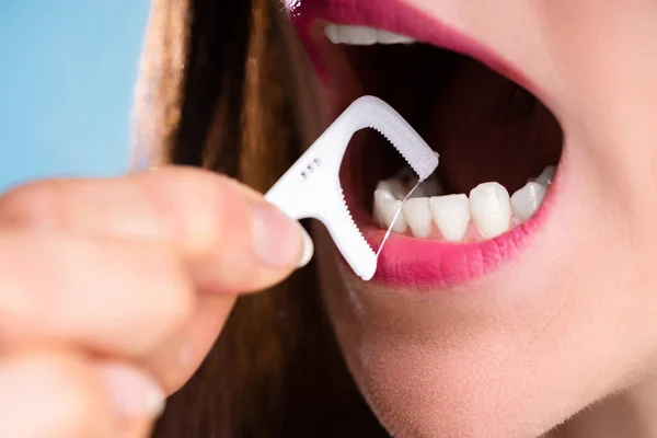 Primer Plano Los Dientes Limpieza Manos Una Mujer Con Hilo — Foto de Stock