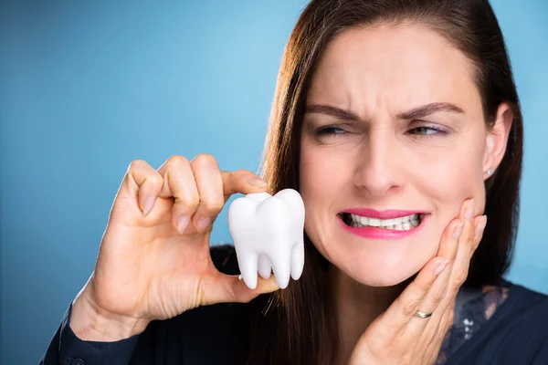 歯を食いしばって腐る 女性歯科衛生士 歯と口 — ストック写真